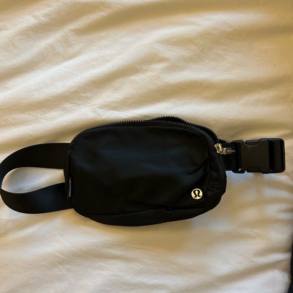 Lululemon belt bag in black